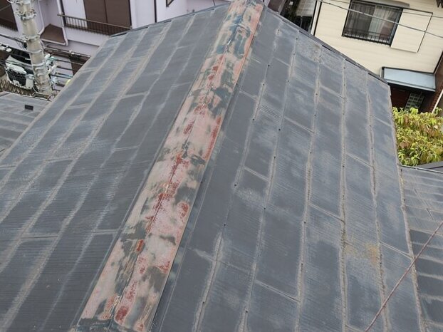 屋根の板金部分は退色が進み、全体的に劣化しています。